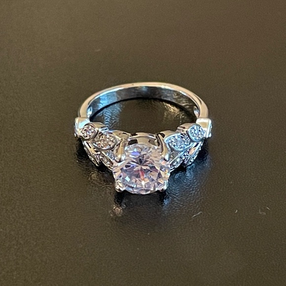 Jewelry - Austrian crystal silver woman ring